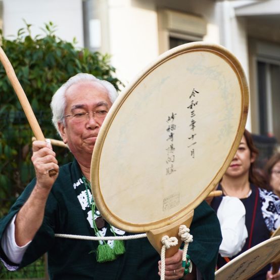 陽向睦の万灯講 纏を振る練習の様子